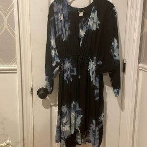 Venus dress black and blue. Flowy sleeves